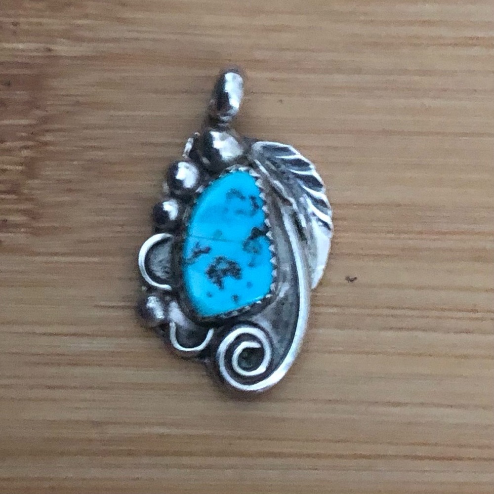 $72  Signed Navajo Vintage Estate Pendant   Sterling   Signed Lee